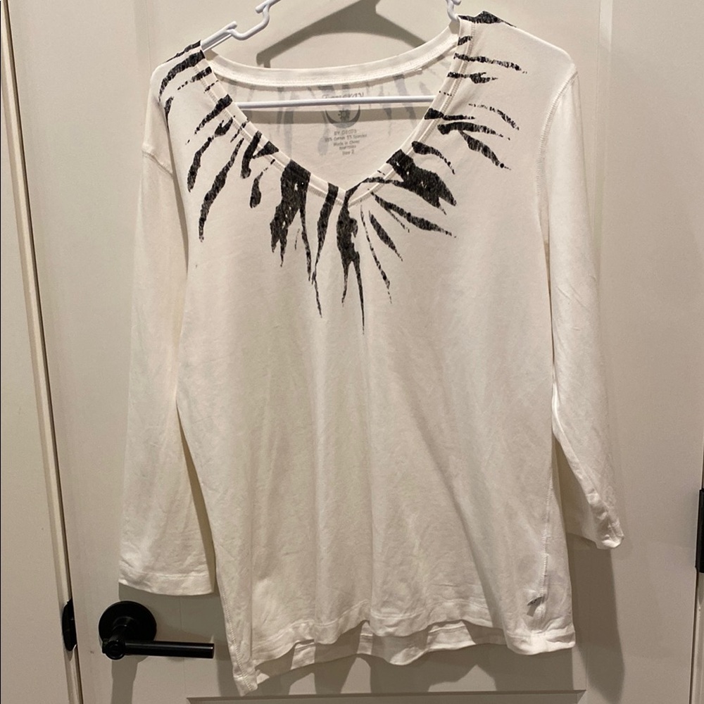 Chico’s Zynergy Ladies 3/4 Sleeve Top. Chico’s Size 2. White w/Black Design.